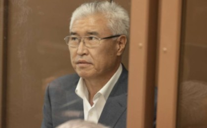 “Бүкіл ел, атақты адамдар отыр” - Арыстанбек Мұхамедиұлы тергеу изоляторындағы өмірімен бөлісті