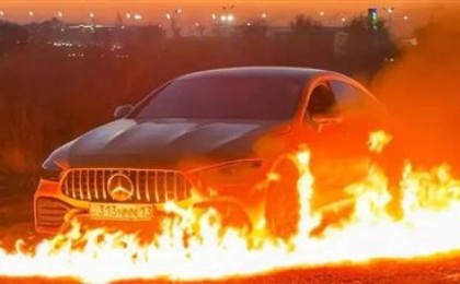 Танымал блогер 90 миллион теңге тұратын қымбат көлігін өртеп жіберді (ВИДЕО)