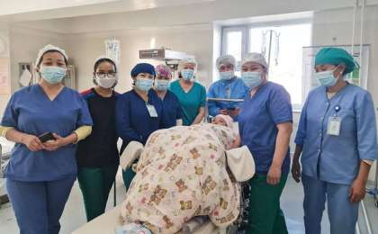 Егіздің анасы үшем туды: әрқайсына мың доллардан жәрдемақы төленеді