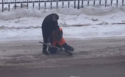 Желіде ер адамның қар тазалаушыны жұлқылап жатқан видеосы тарады (видео)
