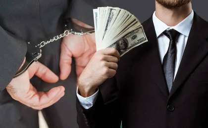 Екібастұзда ТЖД бастығы пара аламын деп сотталып, бүкіл атақ-абыройынан айырылды