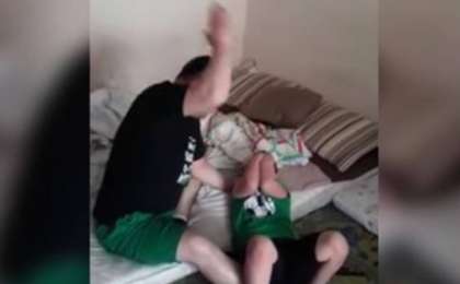 Әкесі “отжимание” жасамаған ұлын соққының астына алды (ВИДЕО)