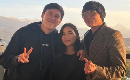 "Құны – 400 мың теңге": Танымал блогер Қайрат Нұртасқа қымбат көзілдірік сыйлады