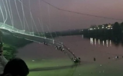 Үндістанда аспалы көпір қирап, 30 адам қаза тапты