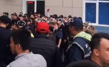 Шымкентте футбол жанкүйерлері жанжалдасып қалды