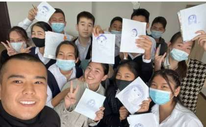 Әлеуметтік желінің "жұлдызына" айналған атыраулық мұғалім туралы не білеміз (фото)