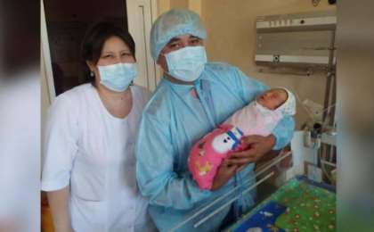 Дәрігер көшедегі әжетханадан табылған сәбидің жағдайы туралы айтты