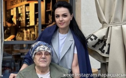 "Аппаратпен демалады, жүрмейді": Анна Данченко анасының жағдайын мәлімдеді