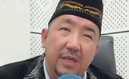 "Ол сауап емес, күнә": Имам анасының аяғын жуып, желіге жүктейтіндерге ескерту жасады