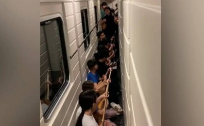 Пойызда домбыра шерткен өнерпаздар жолаушыларды елең еткізді (ВИДЕО)