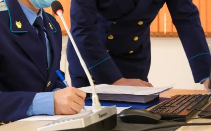 Жетісу облысында кәсіпкерді қорқытып жарты миллион қаражатын қағып алған топтың жолы кесілді