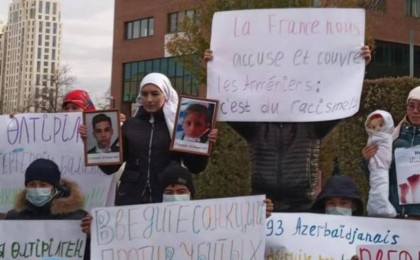 Астанадағы Франция елшілігінің алдында қаза тапқан балалардың портреттерімен акция өтті