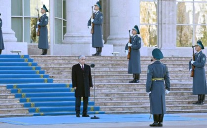 Ақорда алдында Тоқаевтың қатысуымен ту көтеру рәсімі өтті