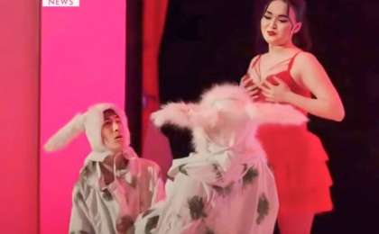 «Театр емес, түнгі клуб дерсің»: Театр сахнасында шешінген актриса сынның астында қалды (ВИДЕО)