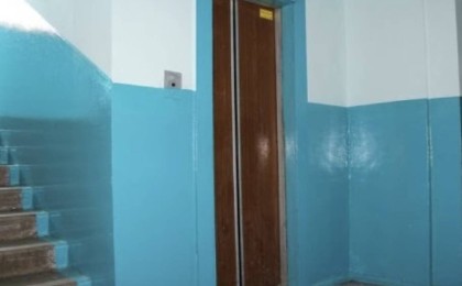 Лифт істемеген: Оралда зейнеткер әйел 8-қабатқа жаяу көтеріліп, көз жұмды