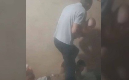 «Баланы бақыртып тепкілеп жатыр»: Желіде тағы бір сұмдық видео тарады