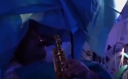 9 сағаттық миға жасалған отада науқас саксафонда ойнап жатқан (видео)