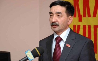 Жоғары жақ президенттен бастап бәрі қазақша сөйлеуі керек! – Жамбыл Ахметбеков