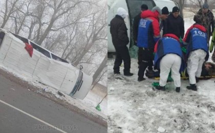 Алматы облысында перзентхана қызметкерлері отырған шағын автобус аударылды (видео)