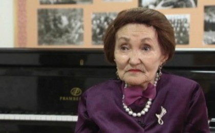 "Жалдамалы пәтерде тұрдым": Көшеде қаржылай көмек алған адам Күләш Бәйсейітованың қызы болып шықты (ВИДЕО)