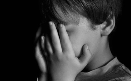 "Басынан күрекпен ұрған": Қарағандыда 3 жасар баланы өгей әкесі аяусыз соққыға жыққан