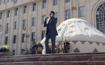 «Мас екен деп қалдым»: Құдайберген Бекіш ән айтамын деп күлкіге қалды