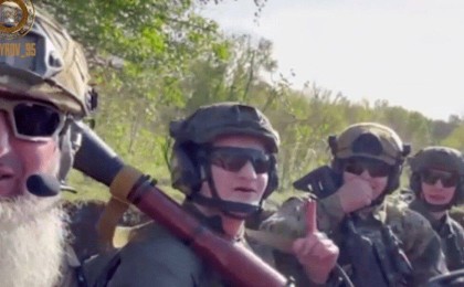 «Ахмат - сила!», «Аллаху Акбар»: Кадыров балаларының соғысып жүрген видеосын жариялады