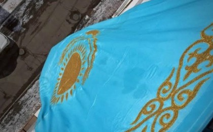 ​​"Тыйым салатын заң жоқ". Астана тұрғыны Туды қалай ілу керек екенін көрсетті