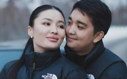 «Бүкіл нәрсе мамам арқылы шешіледі»: әйелімен ажырасып, қайта қосылған әнші ата-анасы туралы айтты