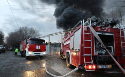 Алматыда көпқабатты үйлердің бірі өртенді. 17 адам эвакуацияланды