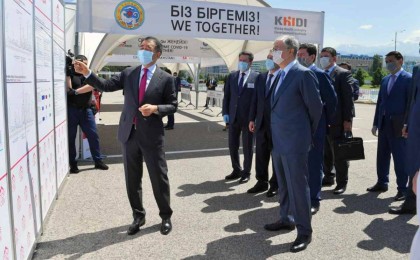 Әлеуметтік желіде Тоқаевтың баннердің жанында түскен суреті пікірталас тудырды - Қазақстан жаңалықтары