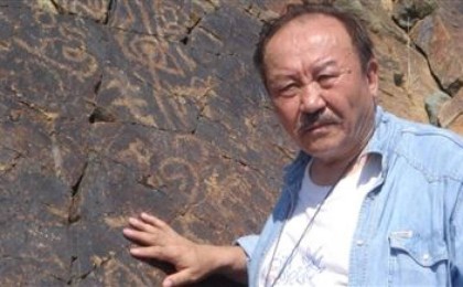 “Әбден белден басып, өктем сөйлеп қалған Мағауин демократияны түсінбейді-ау”: Журналист әйгілі жазушыны сынап тастады