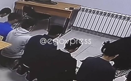 Желіде бір топ оқушының сабақ уақытында намаз оқып жатқан видеосы тарады