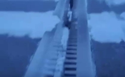 Семейдегі аяздан көпір екіге бөлініп кетті