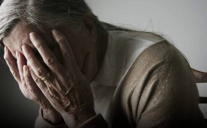 Қабырғасы сынған: Желіде Қарағандының бұрынғы әкімінің ұлы қарт анасын соққыға жыққаны туралы ақпарат тарады