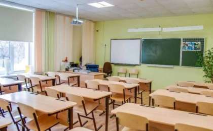 Атырауда оқушы мұғалімді итеріп, жарақаттаған