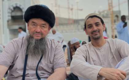 Айдар Тұрғамбек балаларға аяғын уқалатқан дін қызметкерінің туысы болып шықты