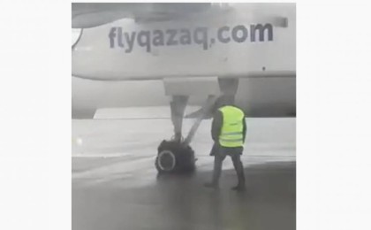 "Бәріміз өлеміз деп ойладым": Алматы әуежайында Qazaq Air ұшағының дөңгелегі жарылды