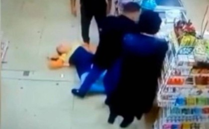 Қарағандылық әйел сауда үйінде кассир қызды бір ұрып сұлатты (ВИДЕО)