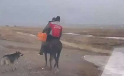 Жетісуда фельдшер жедел жәрдем шақырған науқасқа атпен жеткен (видео)