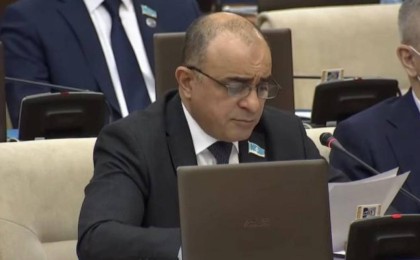 Депутаттар алаяқтарға алданған қазақстандықтардың шығынын банктерге өтетуді талап етті