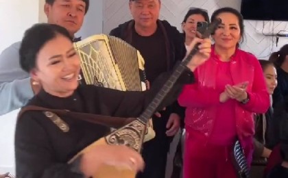 Гүлзира Айдарбекова күйеуінің туған күнінде ән айтқан әншіге бриллиант тақты (ВИДЕО)