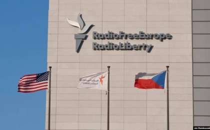 Трамп жеті агенттікте қысқарту жүргізу туралы жарлыққа қол қойды. Арасында "Азаттық радиосы" мен "Америка дауысы" да бар