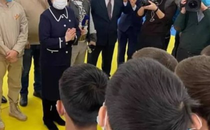 “Министр де бар”: Қасиетті татамиге аяқ киіммен шығып кеткендер сынға қалды