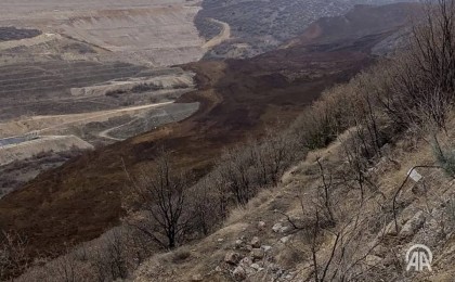 Түркияда алтын кенішінде көшкін болды: адамдар үйінді астында қалды