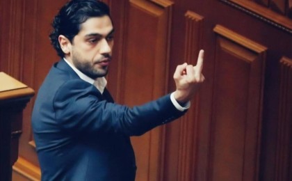Депутат Президент Зеленскийге ортанғы саусағын көрсетті