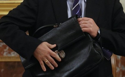 Әр үйге 56 мың доллар бөлінген: Сенатор қандастарға берілген баспанаға "мал да тұрмайтынын" айтты