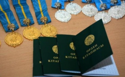 Депутат төсбелгісінің бағасы 303 мың теңге, "Алтын алқа" наградасының құны көк тиын