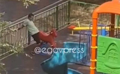 "Биеге шапқан айғырдай". Шымкентте ер адам ойын алаңындағы ойыншық атқа жабысып, түсініксіз қимылдар жасады