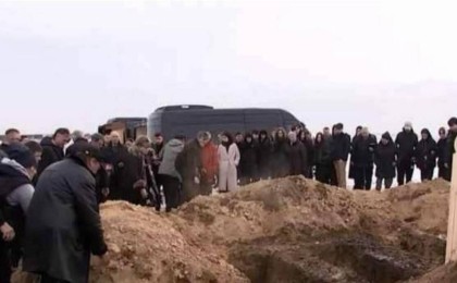 «Олар бақытты еді»: Алматыдағы лай көшкінінен қаза тапқан отбасы жерленді